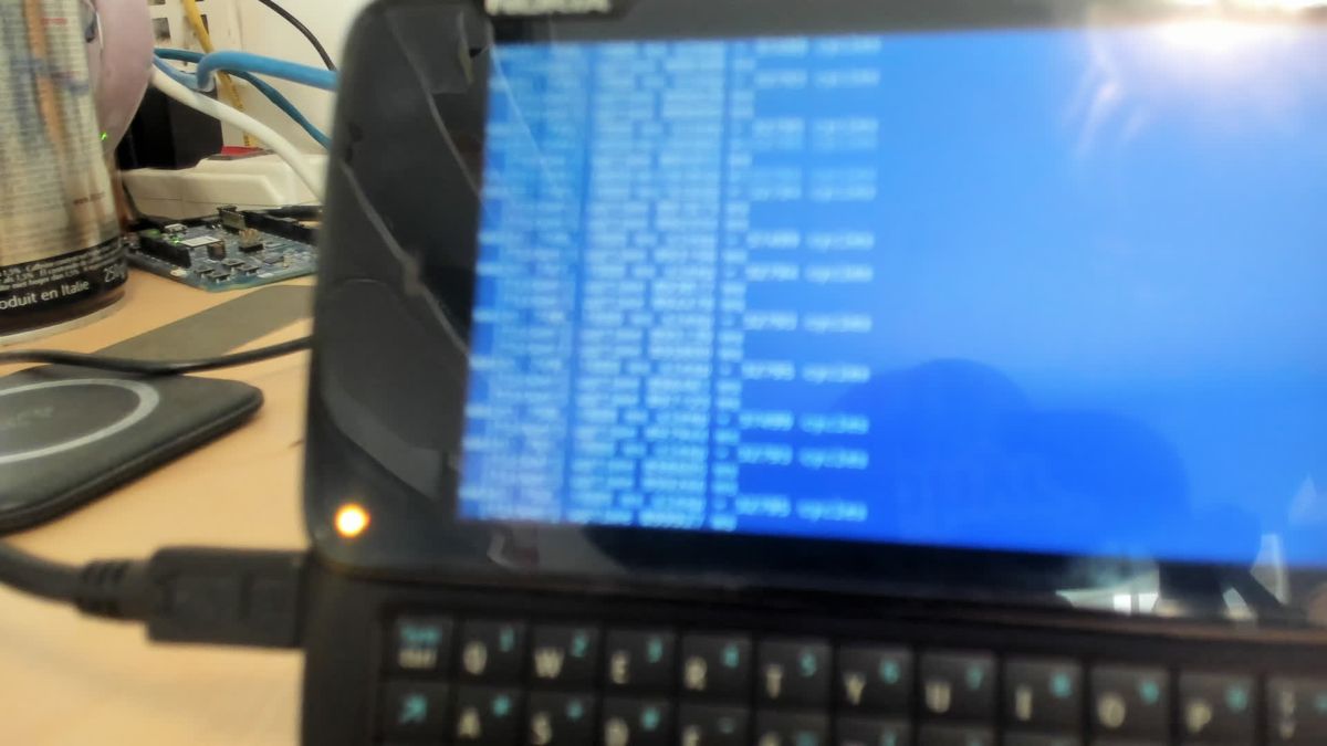 Blurry first camera frame of the N900 screen