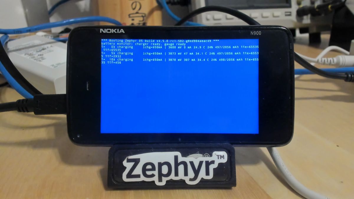 N900 console showing charging at 307 mA with fuel gauge readings