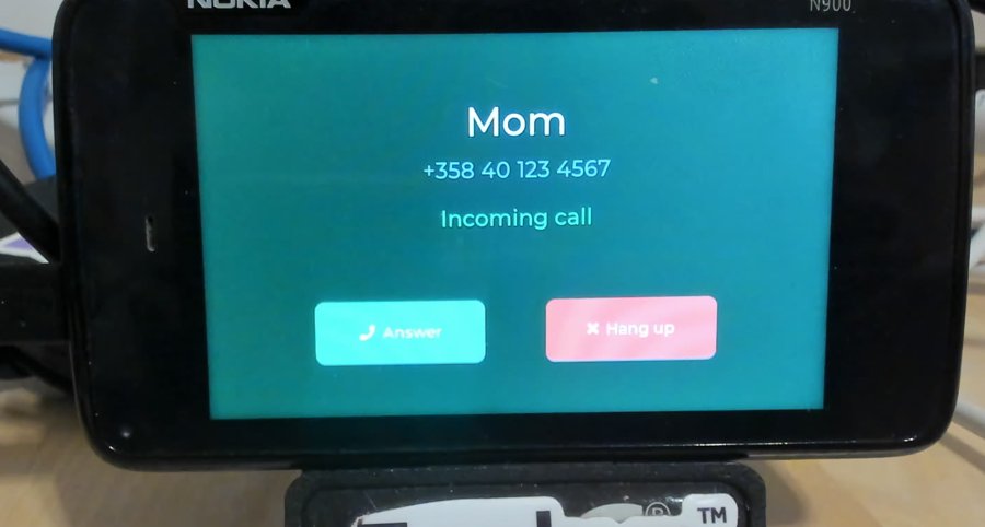 Incoming call screen from Mom