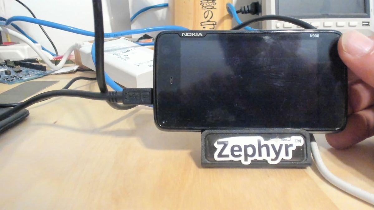 The N900 screen dark, LED off, one second later